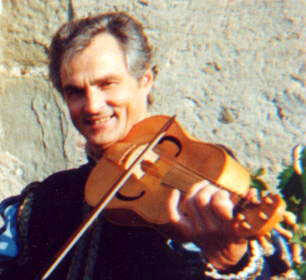 Stüve playing the viella
